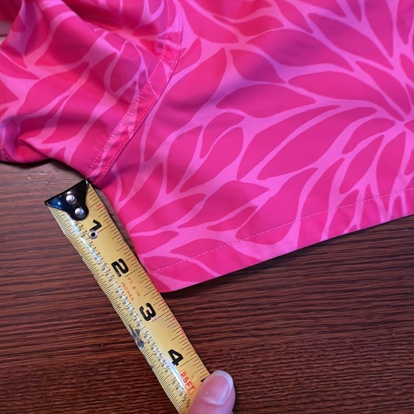 Vineyard Vines performance shorts. XL. Pink. Tropical print - Picture 6 of 6